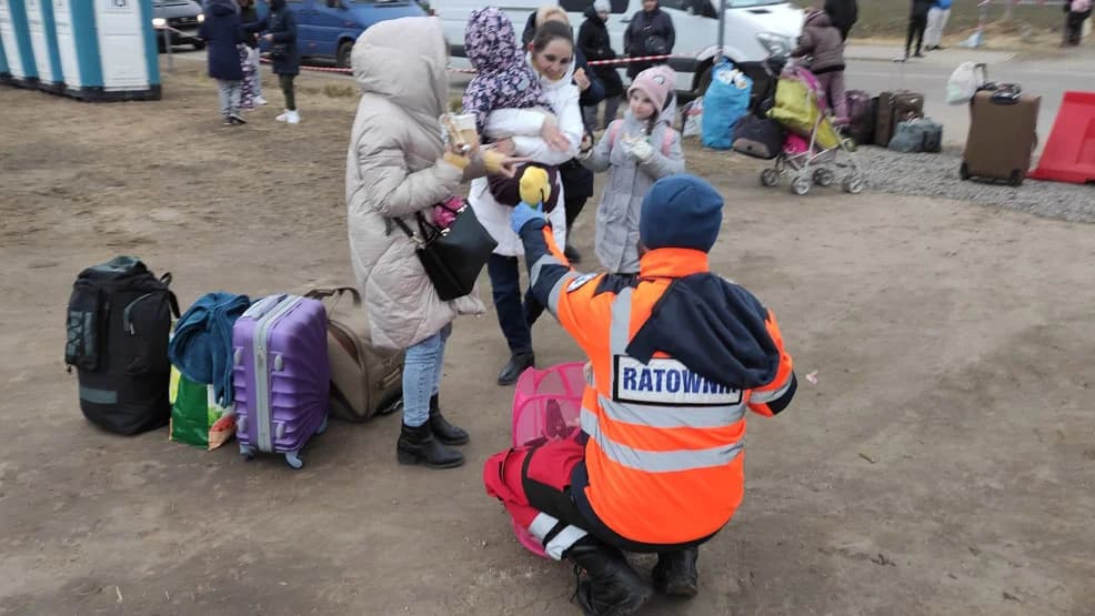Dzieci, najcenniejsze rzeczy i strach - to wszystko, co zdołali zabrać ze sobą uchodźcy z zaatakowanej przez Rosjan Ukrainy [ZDJĘCIA]