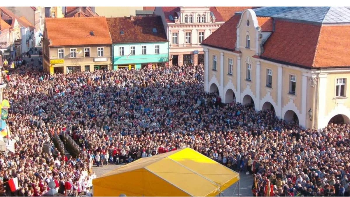 Dwadzieścia lat temu umierał Papież Polak - Jan Paweł II. Tak wtedy wyglądał Jarocin. Pamiętacie jeszcze tamte dni? [ZDJĘCIA]
