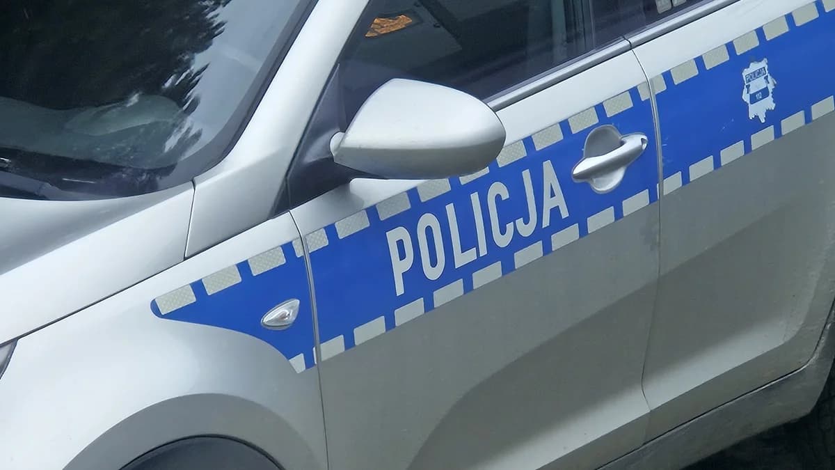 Dachowanie osobówki. Są utrudnienia w ruchu