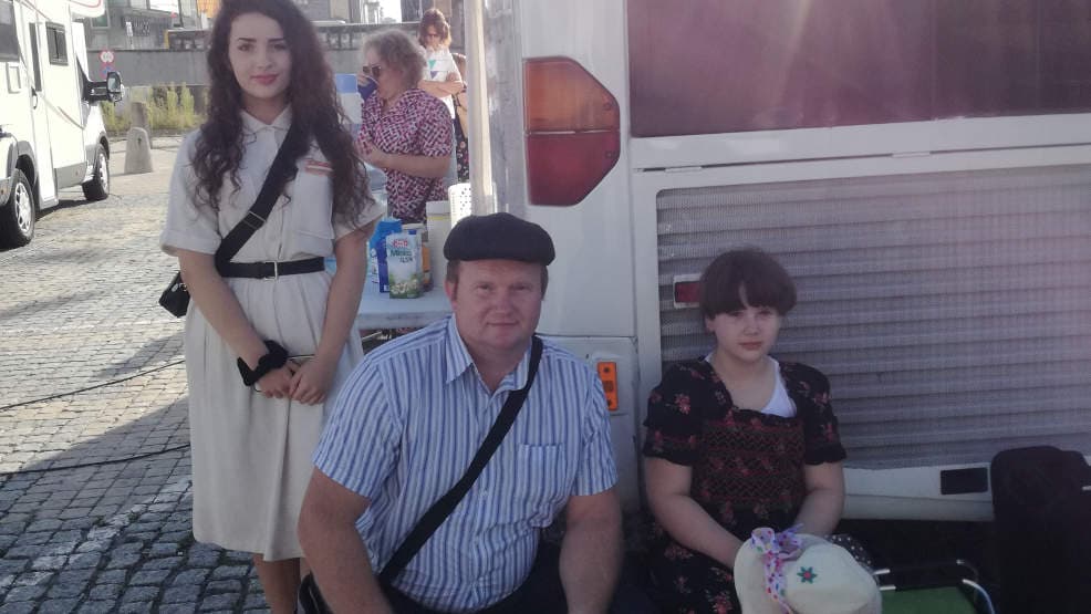 Janusz Włodarkiewicz z Witaszyc wraz z córkami w filmie o Grzegorzu Przemyku