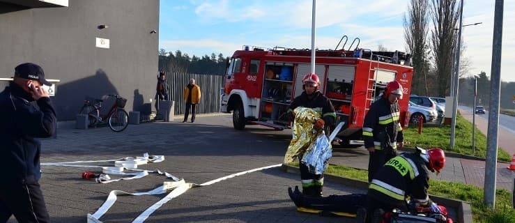 Zadymienie w komendzie policji. Wezwano straż pożarną, która przeprowadza ćwiczenia