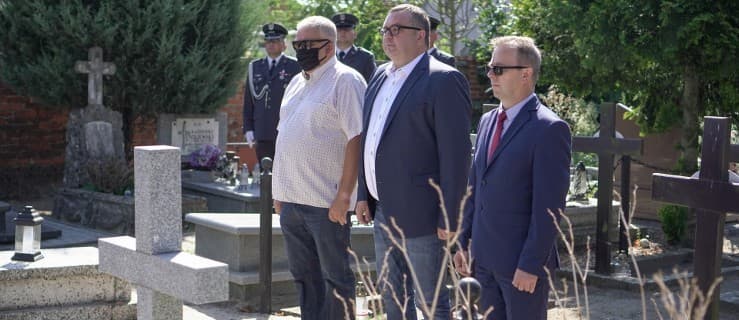 Sekretarz, przewodniczący i radny złożyli kwiaty na cmentarzu