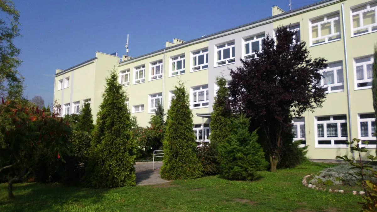 Trwa poszukiwanie osoby na dyrektora szkoły Roszkowie. Kto może nim zostać? [SONDA]