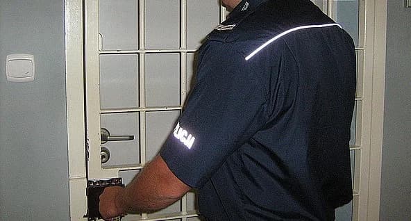 Stosowali przemoc wobec bliskich. Wkroczyła policja. Musieli opuścić mieszkania