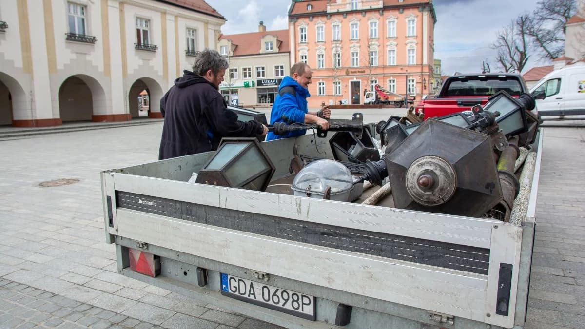 Stylowe latarnie zniknęły z centrum miasta. Burmistrz nie kryje oburzenia [ZDJĘCIA]