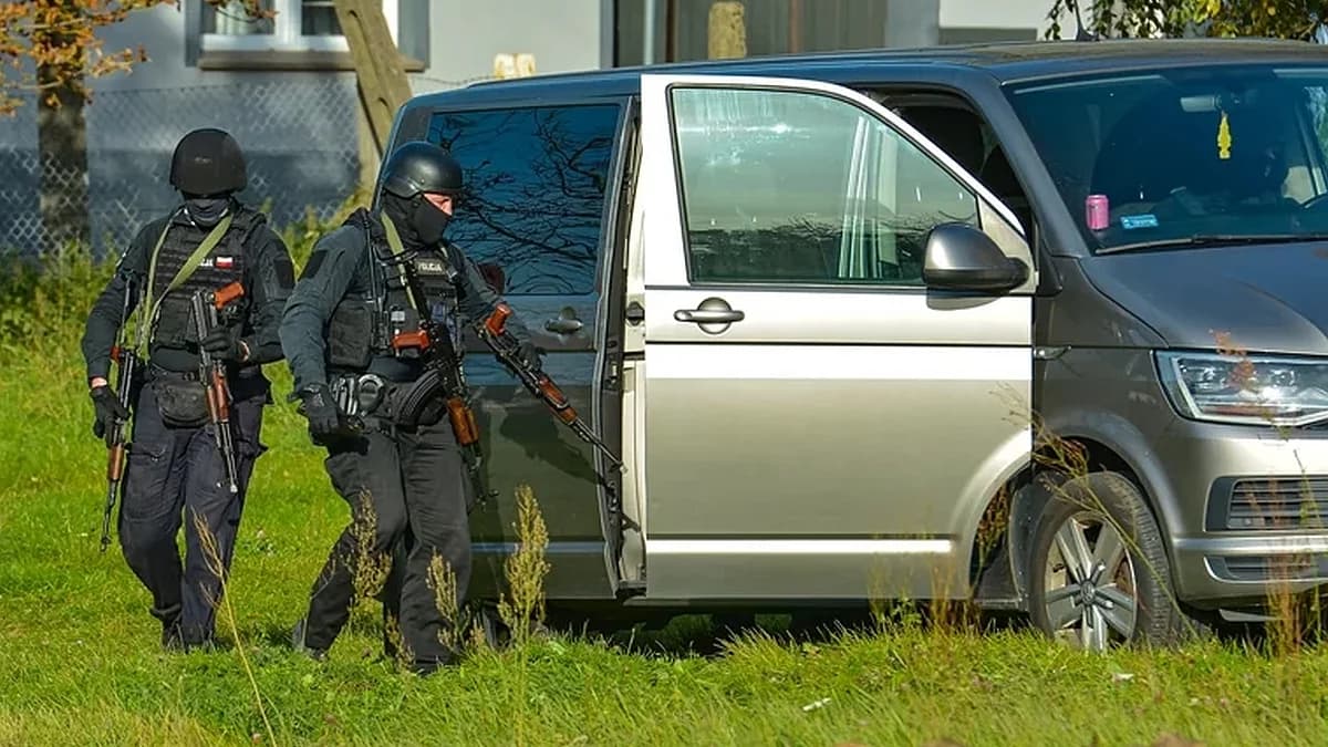 Katastrofa samolotu, uzbrojeni przestępcy i działania antyterrorystów - duże ćwiczenia policji i służb ratowniczych [ZDJĘCIA I FILM]