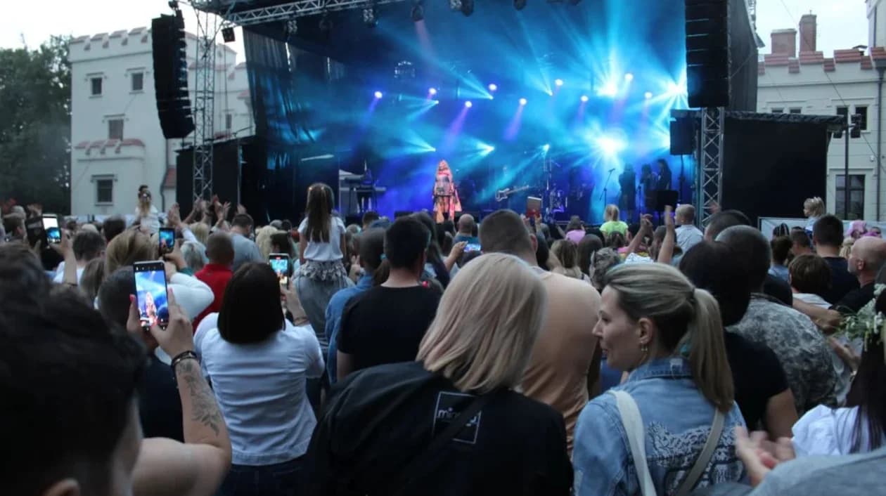 Tłumy na koncercie Beaty Kozidrak i zespołu Bajm w Jarocinie. "Wianki" w deszczu [ZDJĘCIA, WIDEO]