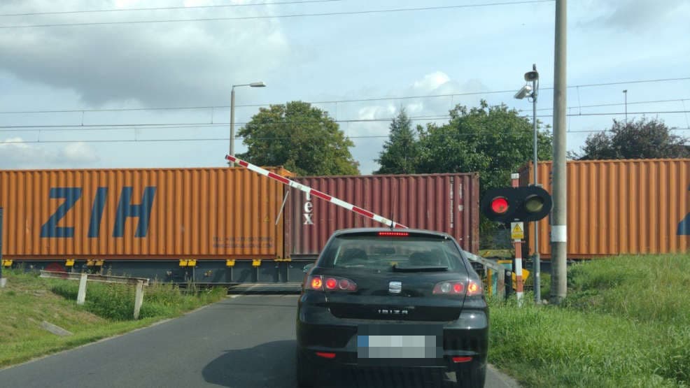 Groźne sytuacje na przejeździe w Mieszkowie.  Rogatki raz w górę, raz w dół