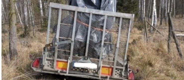 Genialny plan nie wypalił. Skradziona laweta z koparką ugrzęzły w błocie