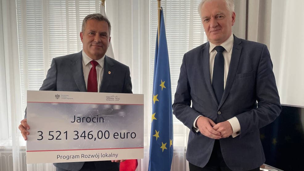 Jarocin. Gmina otrzymała 16 mln zł ze środków norweskich. Burmistrz odebrał czek w Warszawie