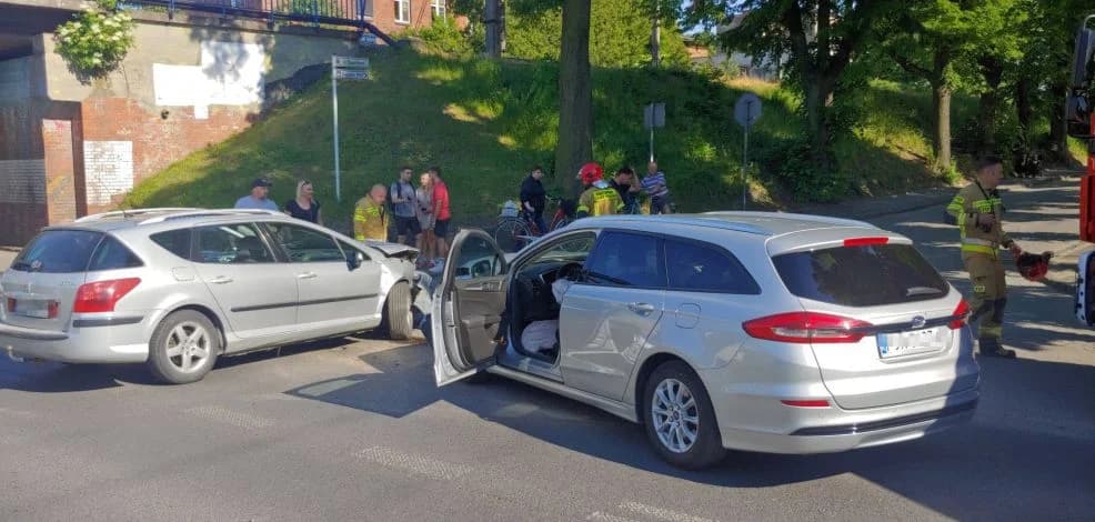 Zderzenie samochodów osobowych na al. Niepodległości w Jarocinie. Dwie osoby ranne [ZDJĘCIA]