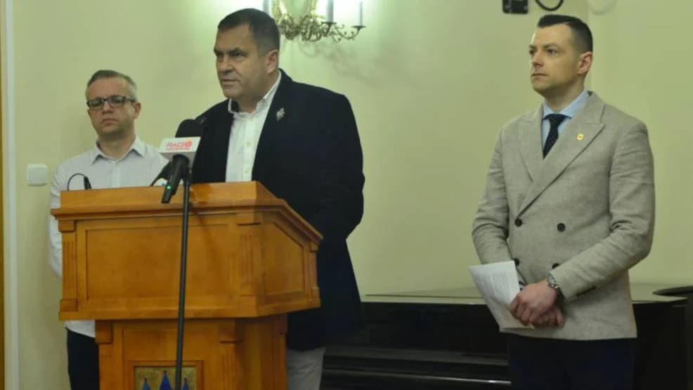 Na konferencji prasowej o umorzonym postępowaniu wobec urzędników i burmistrza Jarocina