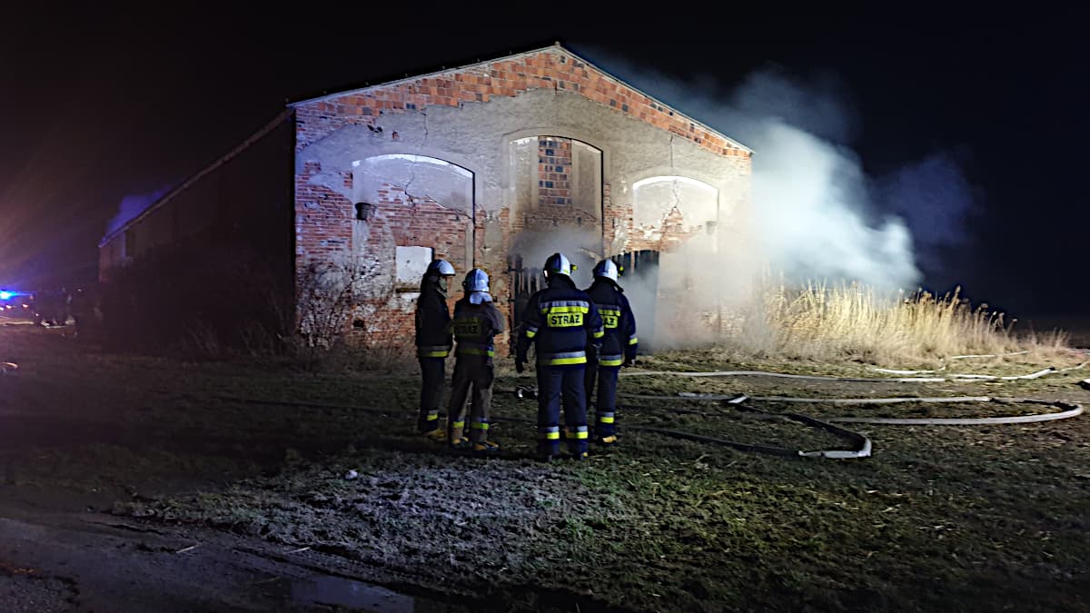 Cała stodoła objęta płomieniami. Kilka zastępów straży pożarnej w akcji