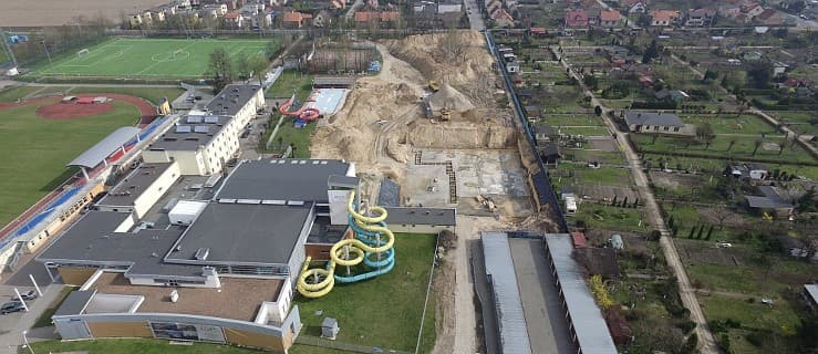 Odkryty basen w Jarocinie zniknął. Czy latem będzie się można w nim kąpać?