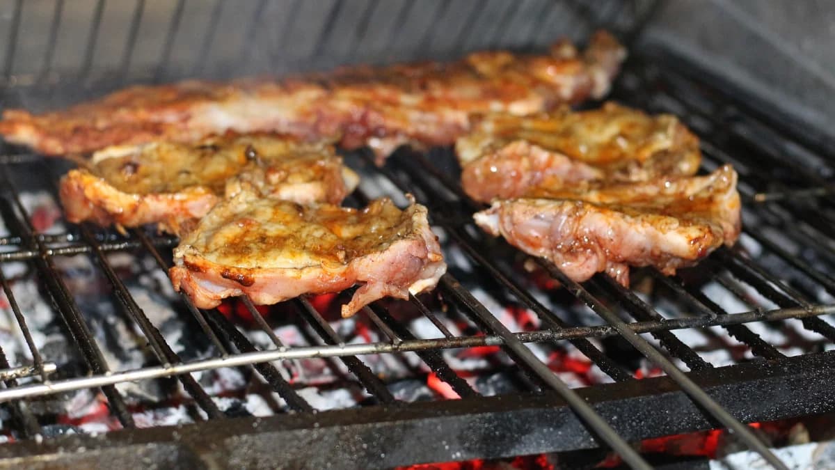 Polacy zmieniają grillowe nawyki. Kiełbasa nadal króluje, ale nowy trend widać w szklankach