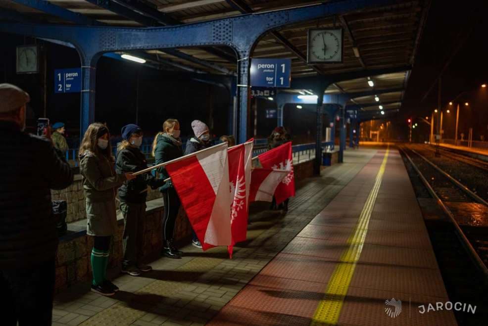 „Obudzić śpiących” - niezwykła akcja na dworcu w Jarocinie [ZDJĘCIA]