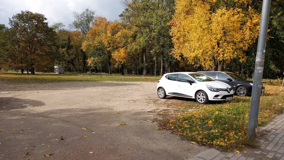 Spółka chce zamknąć swój parking. Osiedle 1000-lecia w Jarocinie potrzebuje miejsc postojowych