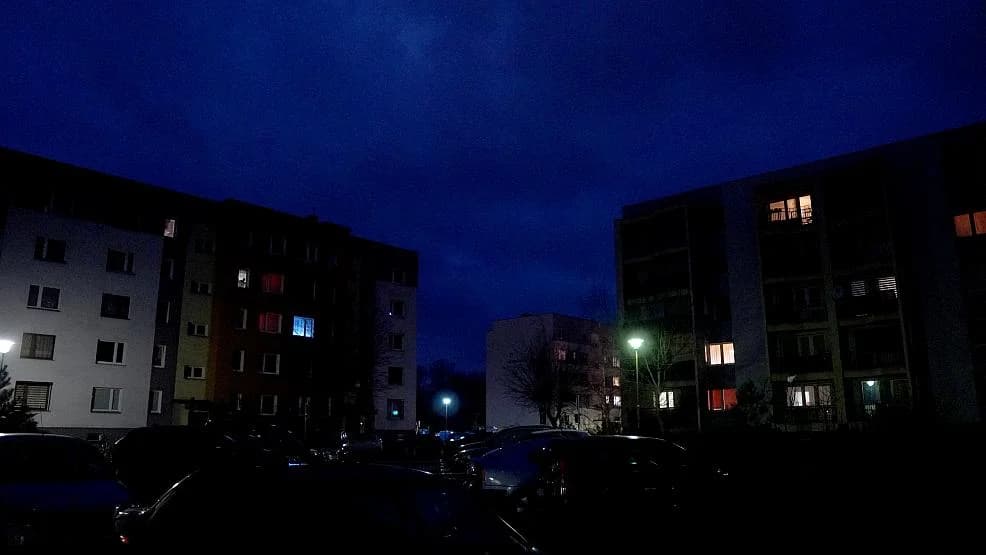 Horror w bloku w Jarocinie. Ludzie nie śpią, dzieci płaczą, starsi odmawiają modlitwy...