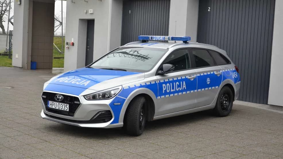 Zakłócał porządek na parkingu osiedlowym w Jarocinie. Uderzył pięścią w maskę samochodu