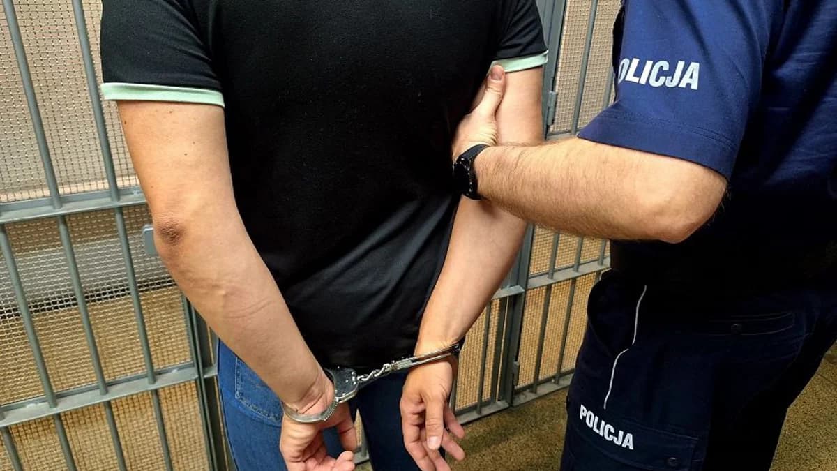 Za 25-latkiem wydano list gończy. Na jeden z ulic Jarocina poszukiwanego wypatrzyli policjanci