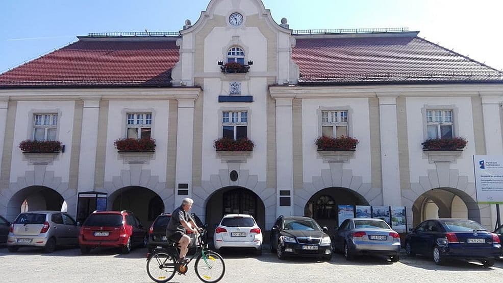 Jarocin. Parkują gdzie chcą, zastawiając wejście do ratusza. Czy da się coś z tym zrobić?