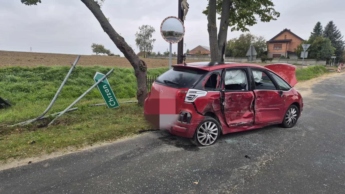 Potrzaskane auta po zderzeniu na skrzyżowaniu. Jedna osoba trafiła do szpitala
