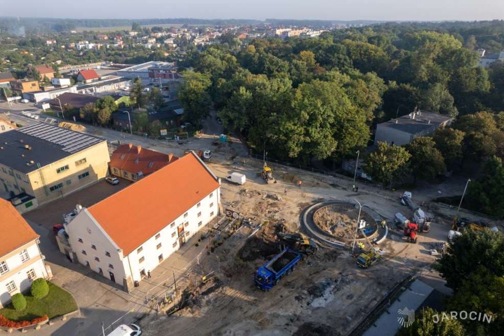 Budują rondo i przebudowują ulice w Jarocinie. Do końca mają niewiele czasu [ZDJĘCIA]