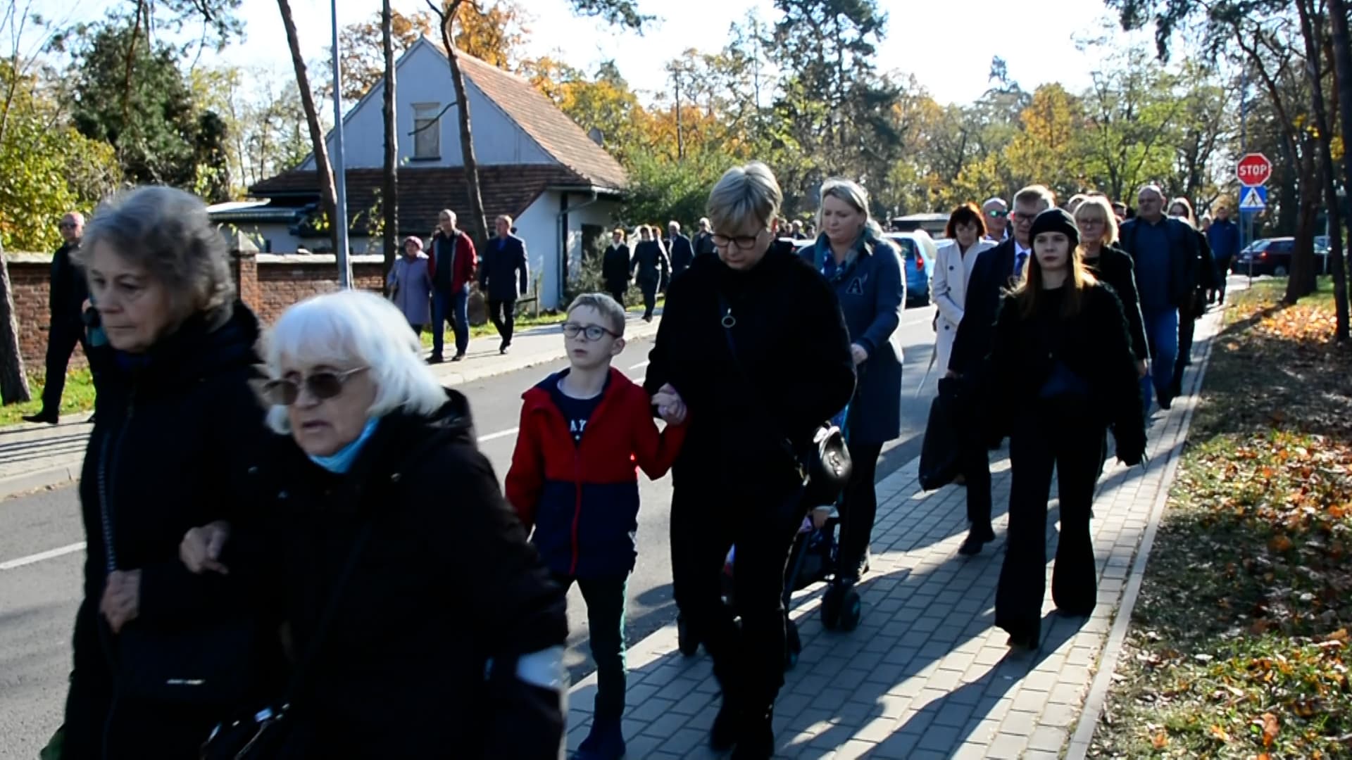 Wszystkich Świętych. Jak wyglądają jarocińskie cmentarze? [WIDEO, ZDJĘCIA]
