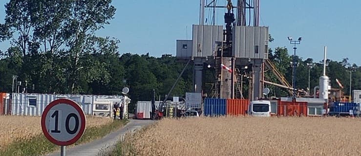 Tajemnicza instalacja stanęła na polu pod lasem. Będą wiercić 3 km wgłąb Ziemi