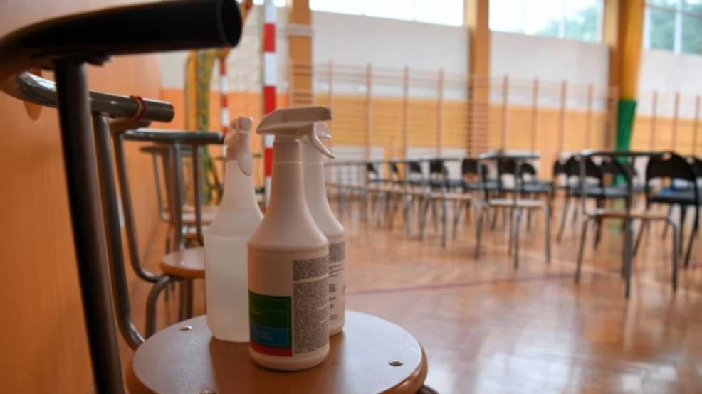 Nauczyciel jarocińskiej „czwórki” zakażony koronawirusem. Ponad 200 uczniów na zdalnym nauczaniu