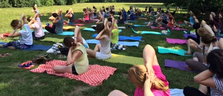 Joga na polanie, boule przed pałacem. Spacery i wykłady. Wszystko w niedzielę w parku