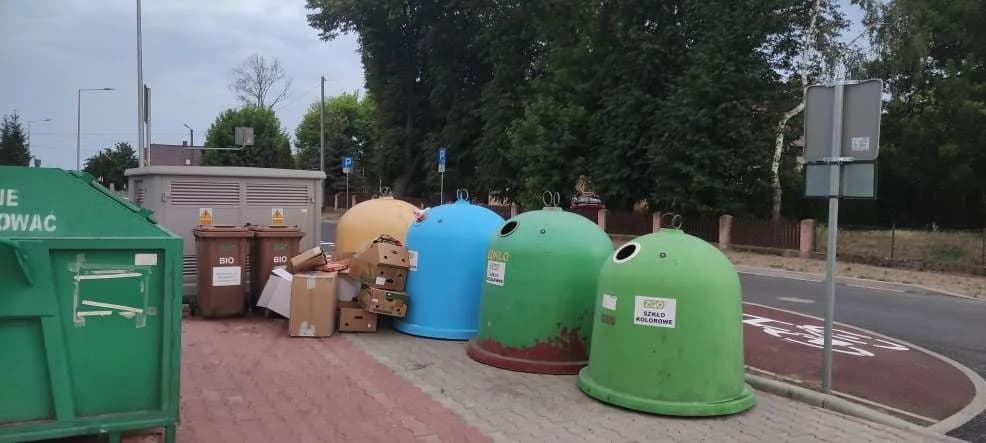 Przepełnione śmietniki na nowym osiedlu w Potarzycy. JTBS wyjaśnia [ZDJĘCIA]