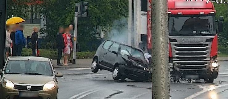 Jazda Jarocińska. Tir wjeżdża na czerwonym na skrzyżowanie. Cieżarówka uderza w fiata [WIDEO Z WYPADKU]