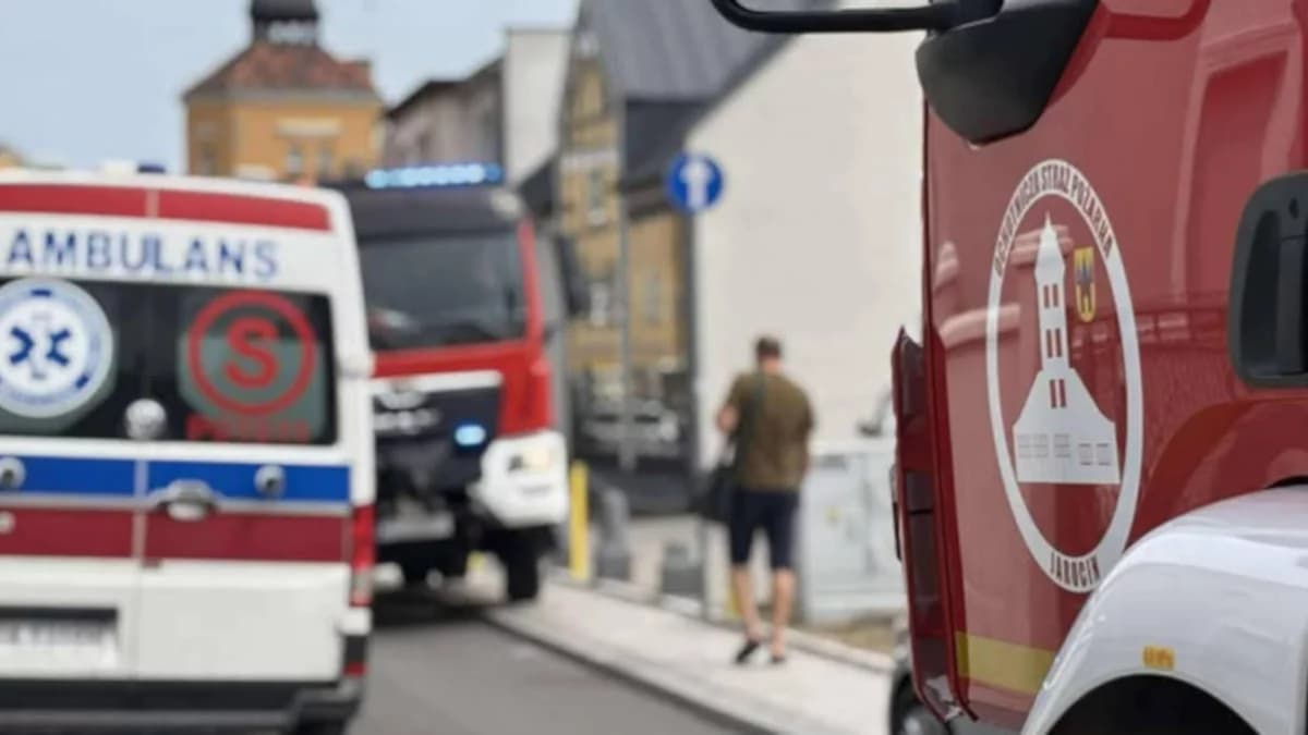 Strażacy otworzyli drzwi do mieszkania. Na ratunek było za późno. Znaleziono zwłoki kobiety