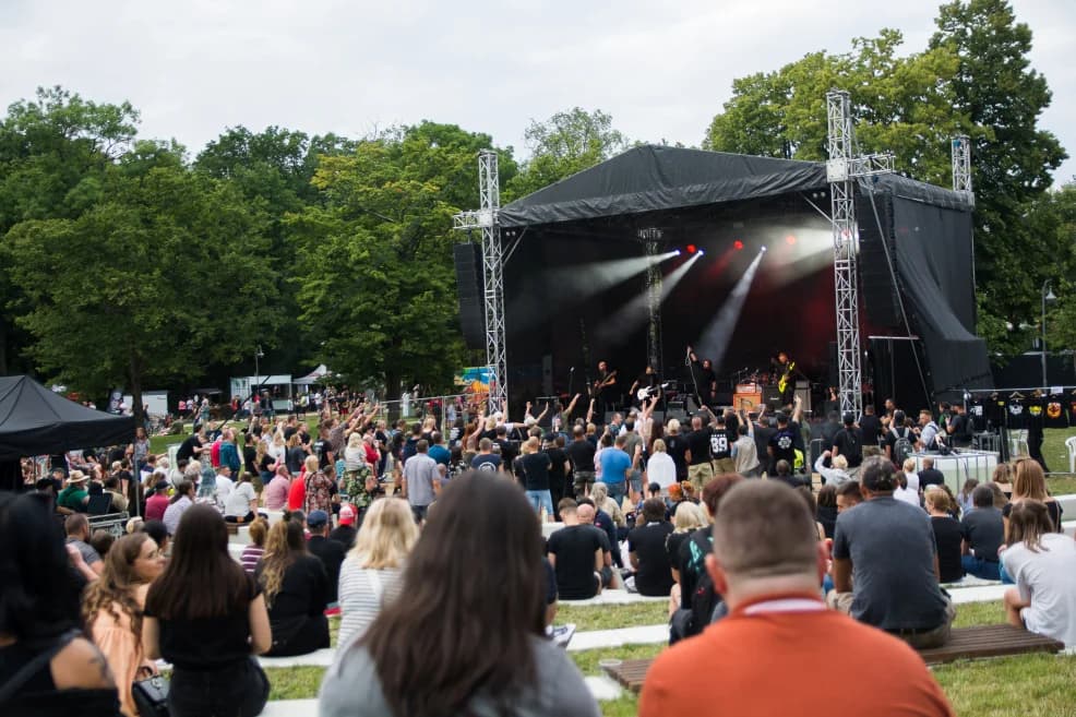 Jarocińskie Rytmy Młodych 2022. Na scenie barwnie i wielogatunkowo. Zwycięzca oddał nagrodę. Zobacz, co się działo [ZDJĘCIA]