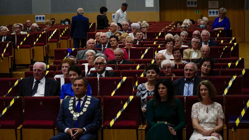 Jarocin. 55 par otrzymało zaległe medale na 50. rocznicę ślubu