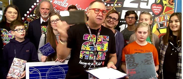 Deska z Amfiteatru na licytacji WOSP. Sztab z Jarocina u Jurka Owsiaka [WIDEO]