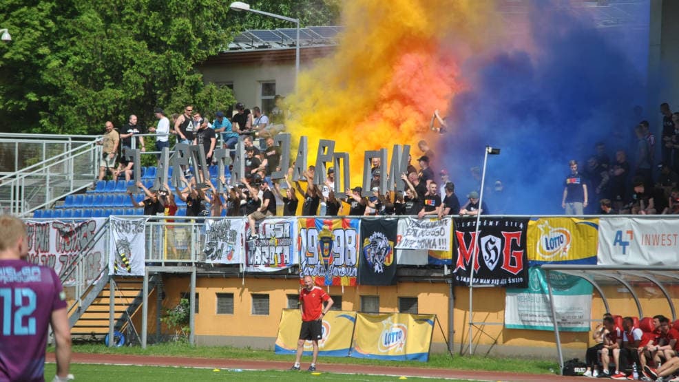 Śledztwo po meczu Jarota - Nielba. Kibice odpalali race, rzucali kamieniami w policjantów. Czy organizatorzy spotkania rażąco naruszyli przepisy?