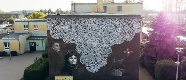 Niezwykły mural na szkole w Golinie. Na malowidle snutka, Moszczeńska i ks. Toboła [WIDEO]