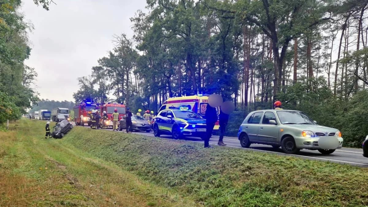 Cztery samochody zderzyły się na DK 11. Ruch odbywa się wahadłowo