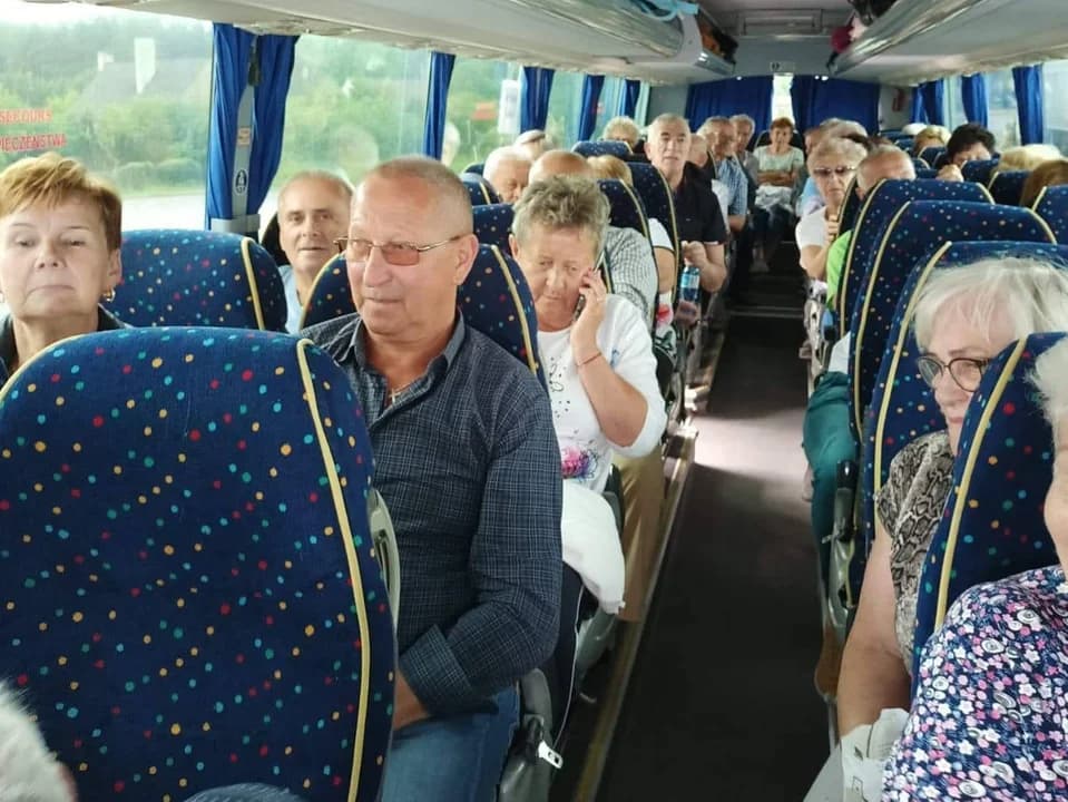 Na wczasy, na wycieczkę albo wykład. Seniorzy mają spory wybór