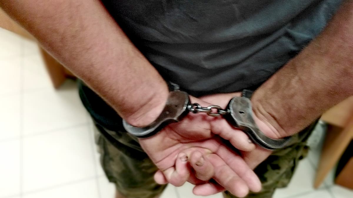 Głośno odtwarzali muzykę. Zaatakował policjanta podczas interwencji