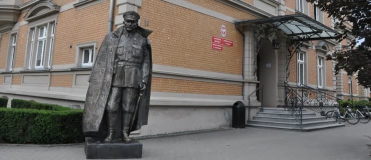 Hrabia Gorzeński stanął pod urzędem. Kolejny pomnik w Jarocinie