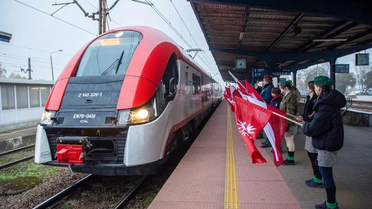 Budzili śpiących na jarocińskim dworcu [ZDJĘCIA, WIDEO]