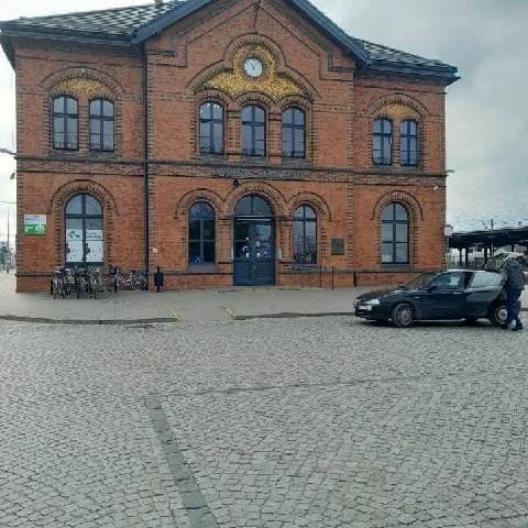 31-latka płakała i chodziła po torach w Jarocinie