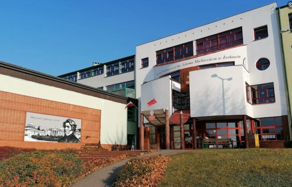Nowy mural na Szkole Podstawowej im. A. Mickiewicza w Żerkowie