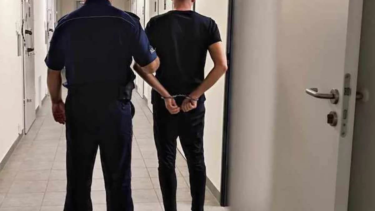 Po imprezie jeden skakał po samochodzie, drugi urywał lusterka. Wandali zatrzymała jarocińska policja