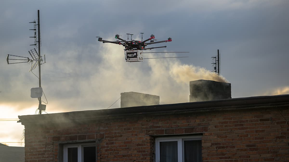 Dron zagląda do kominów. Koniec z paleniem śmieciami?