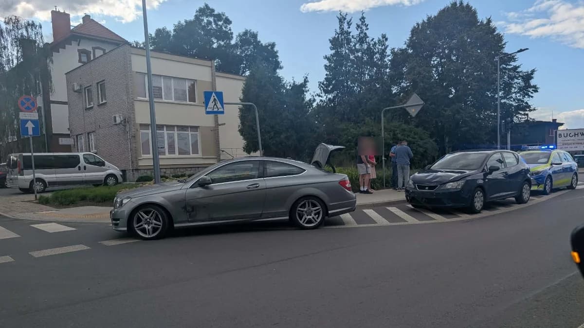 Seria zdarzeń na jednej ulicy. Najpierw zderzyły się trzy auta, później dwa