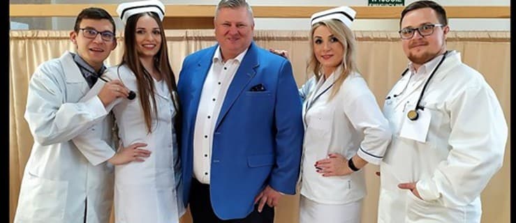 "Dochtory". Sołtys lekarzem. ZOBACZ teledysk Grupy "Fest" [WIDEO]